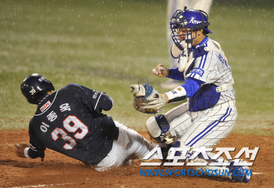 
	8�� �뱸���� ���ξ߱� �÷��̿��� 2���� �Ｚ���̿���-�λ꺣� ��Ⱑ ���ȴ�. 6ȸ ���� ���� �λ� �̼����� ª�� �ܾ��ö��̶� 3������ �������� Ȩ���� �⵵�� �������ǰ� �ִ�.

�뱸=������ ���� songs@sportschosun.com


