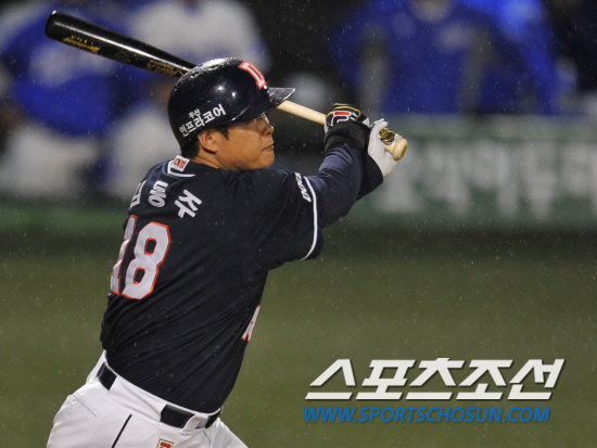 
	2010�� 10�� 8��

8�� �뱸���� ���� �λ�� �Ｚ�� �÷��̿��� 2�������� �λ� �赿�ְ� 6ȸ�� ���� ���缭 2Ÿ�� ����Ÿ�� ġ�� �ִ�.

�뱸= ���� ���� kyungmin@sportschosun.com


