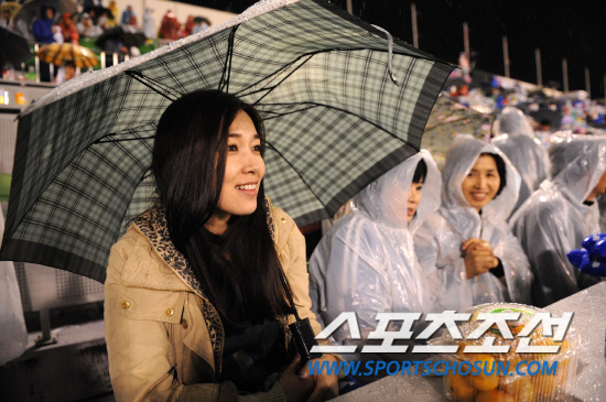 
	8�� �뱸���� ���ξ߱� �÷��̿��� 2���� �Ｚ���̿���-�λ꺣� ��Ⱑ ���ȴ�. �� ������ �������� �ұ��ϰ� �Ｚ �������� ���� ������[����] ���� ��⸦ �����ϰ� �ִ�. �ӽ� 4 ���� �ӿ��� �ұ��ϸ� �Ƹ��ٿ� �̸� �����ϸ� ��⸦ ���Ѻ��� �ִ�. 

�뱸=������ ���� songs@sportschosun.com


