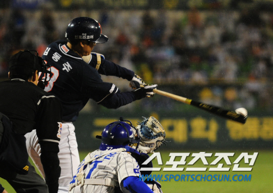 
	2010,10,08

PO1���� �Ｚ-�λ�

6ȸ�� ���� ���翡�� �赿�ְ� 2Ÿ�� ����Ÿ�� ġ�� �ִ�.

�뱸=������ ���� baser@sportschosun.com


