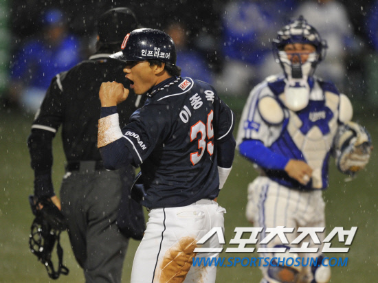 
	2010�� 10�� 8��

8�� �뱸���� ���� �λ�� �Ｚ�� �÷��̿��� 2�������� 6ȸ�� ���� ���缭 �̼����� �߰߼� �ö��̶� Ȩ�� ���� 3������ �������� ȯȣ�ϰ� �ִ�.

�뱸= ���� ���� kyungmin@sportschosun.com


