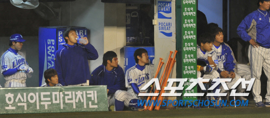 
	2010�� 10�� 8��

8�� �뱸���� ���� �λ�� �Ｚ�� �÷��̿��� 2�������� 6ȸ�� ����� ���� ��Ⱑ ��� �ߴܵ��� ���ƿ��� �Ｚ �������� �׶��带 �ٶ󺸰� �ִ�. ���� �� �������� �迵���� ���Ḧ ���ð� �ִ�.

�뱸= ���� ���� kyungmin@sportschosun.com


