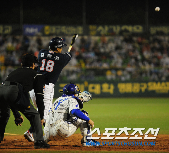 
	2010,10,08

PO1���� �Ｚ-�λ�

6ȸ�� ���� ���翡�� �赿�ְ� 2Ÿ�� ����Ÿ�� ġ�� �ִ�.

�뱸=������ ���� baser@sportschosun.com


