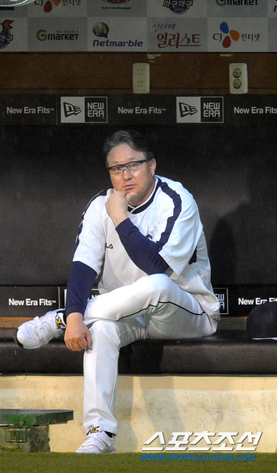 
	8�� �뱸���� ���ξ߱� �÷��̿��� 2���� �Ｚ���̿���-�λ꺣� ��Ⱑ ���ȴ�. 6ȸ ���ڱ� ������ ���� ��� ���� ��Ⱑ ��� �ߴܵǰ� �ִ�. �� ������ �ϴ��� �������� �ٶ󺸰� �ִ� �λ� ��湮 ����.

�뱸=������ ���� songs@sportschosun.com


