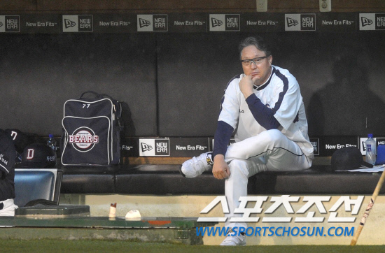 
	8�� �뱸���� ���ξ߱� �÷��̿��� 2���� �Ｚ���̿���-�λ꺣� ��Ⱑ ���ȴ�. 6ȸ ���ڱ� ������ ���� ��� ���� ��Ⱑ ��� �ߴܵǰ� �ִ�. �� ������ �ϴ��� �������� �ٶ󺸰� �ִ� �λ� ��湮 ����.

�뱸=������ ���� songs@sportschosun.com


