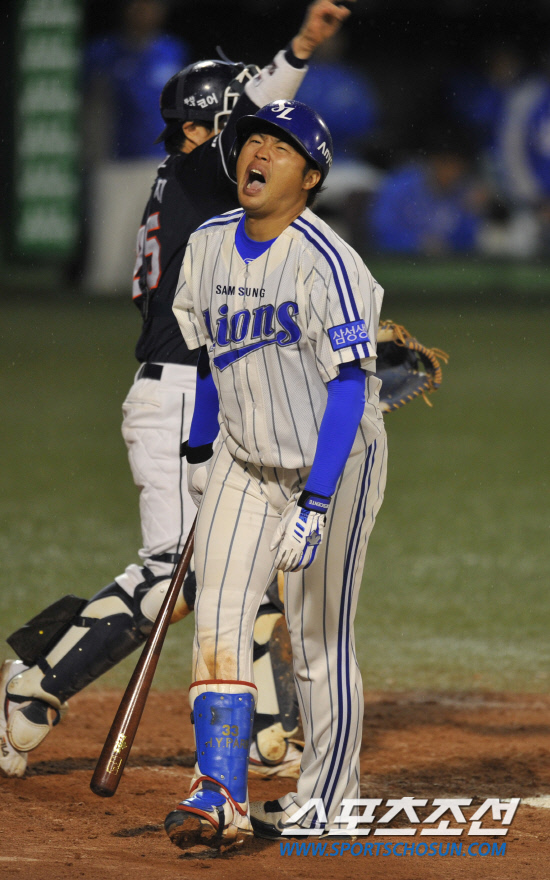 
	2010�� 10�� 8��

8�� �뱸���� ���� �λ�� �Ｚ�� �÷��̿��� 2�������� 6ȸ�� �Ｚ �����̰� �ֽ��� ��Ʈ����ũ ������ �ƽ��� �ϰ� �ִ�.

�뱸= ���� ���� kyungmin@sportschosun.com


