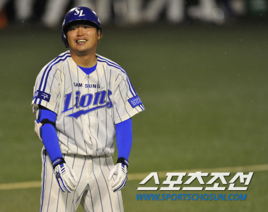 
	2010�� 10�� 8��

8�� �뱸���� ���� �λ�� �Ｚ�� �÷��̿��� 2�������� 6ȸ�� �Ｚ �����̰� ģ Ÿ���� ���ݼ� �ս��� ���ε���̺�� �ƿ����� �ƽ����ϰ� �ִ�.

�뱸= ���� ���� kyungmin@sportschosun.com


