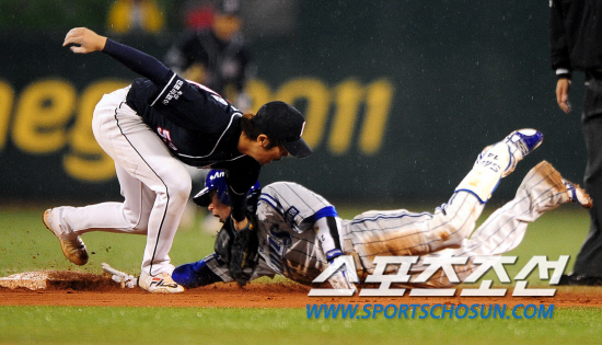 
	2010,10,08

PO1���� �Ｚ-�λ�

�Ｚ �������� ��Ÿ�� ġ���� �ƿ����ߴ�. �������� PO2�������� 6ȸ�� ����Ÿ�ڷ� ���� ���� ��Ÿ�� ġ�� 2����� �پ� �����̵������� ������ �ַ��÷��̷� �ƿ��ǰ� ���Ҵ�.

�뱸=������ ���� baser@sportschosun.com


