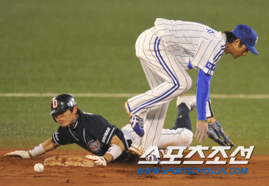 
	8�� �뱸���� ���ξ߱� �÷��̿��� 2���� �Ｚ���̿���-�λ꺣� ��Ⱑ ���ȴ�. 7ȸ�� 1�� 1�� ����� Ÿ���� 1������ �������� 2�� ���翡 �����ϰ� �ִ�.

�뱸=������ ���� songs@sportschosun.com


