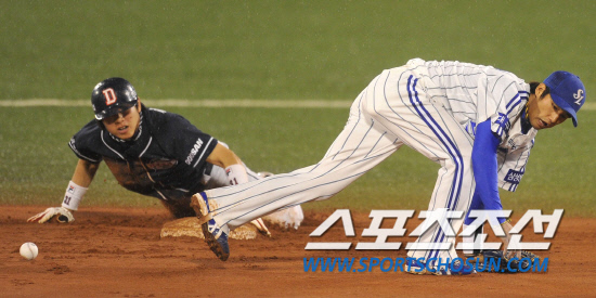 
	8�� �뱸���� ���ξ߱� �÷��̿��� 2���� �Ｚ���̿���-�λ꺣� ��Ⱑ ���ȴ�. 7ȸ�� 1�� 1�� ����� Ÿ���� 1������ �������� 2�� ���翡 �����ϰ� �ִ�.

�뱸=������ ���� songs@sportschosun.com


