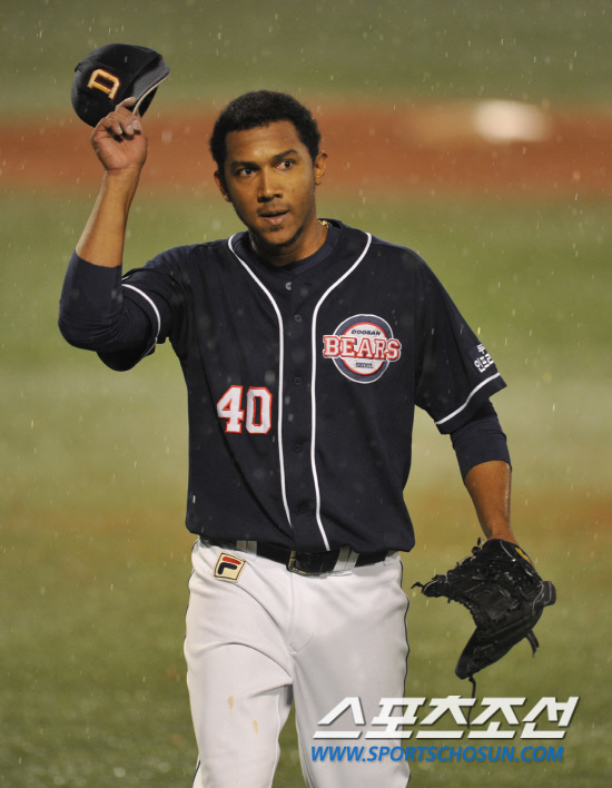 
	2010�� 10�� 8��

8�� �뱸���� ���� �λ�� �Ｚ�� �÷��̿��� 2�������� 7ȸ�� �Ｚ �������� �ܾ� �ö���ó�� �� �λ� ���޳׽��� ���ڸ� ���� ���ߵ鿡�� �λ��ϰ� �ִ�.

�뱸= ���� ���� kyungmin@sportschosun.com


