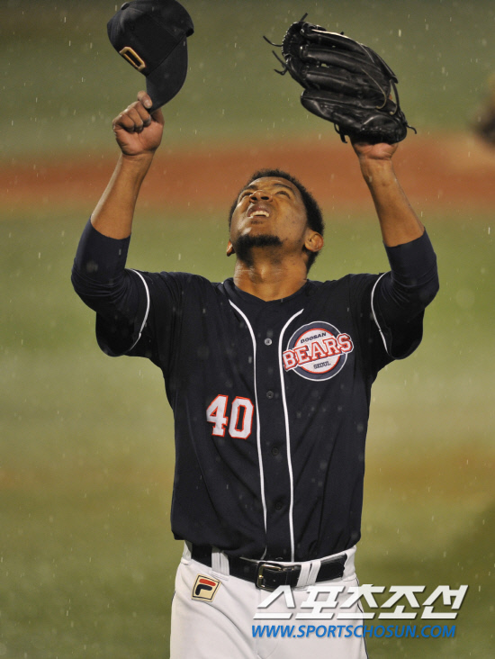 
	2010�� 10�� 8��

8�� �뱸���� ���� �λ�� �Ｚ�� �÷��̿��� 2�������� 7ȸ�� �Ｚ �������� �ܾ� �ö���ó�� �� �λ� ���޳׽��� �ϴ� ���� �����Ӵϸ� ��ġ�� �ִ�.

�뱸= ���� ���� kyungmin@sportschosun.com


