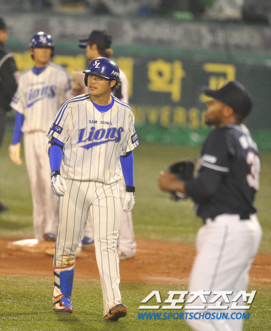 
	8�� �뱸���� ���ξ߱� �÷��̿��� 2���� �Ｚ���̿���-�λ꺣� ��Ⱑ ���ȴ�. 8ȸ�� 1�� 1�翡�� �����̰� �λ� �зе带 ���� ŭ������ �ܾ� �ö��̸� �������� �ƽ��� �ƿ��ǰ� �ִ�. 

�뱸=������ ���� songs@sportschosun.com


