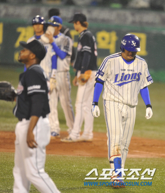 
	8�� �뱸���� ���ξ߱� �÷��̿��� 2���� �Ｚ���̿���-�λ꺣� ��Ⱑ ���ȴ�. 8ȸ�� 1�� 1�翡�� �����̰� �λ� �зе带 ���� ŭ������ �ܾ� �ö��̸� �������� �ƽ��� �ƿ��ǰ� �ִ�. 

�뱸=������ ���� songs@sportschosun.com


