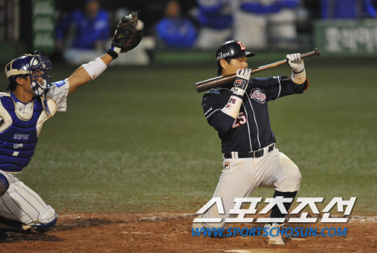 
	2010�� 10�� 8��

8�� �뱸���� ���� �λ�� �Ｚ�� �÷��̿��� 2�������� 9ȸ�� �λ� �������� ������ ��Ʈ�� �õ��ϴ� ȭ��¦ ���� �ִ�.

�뱸= ���� ���� kyungmin@sportschosun.com


