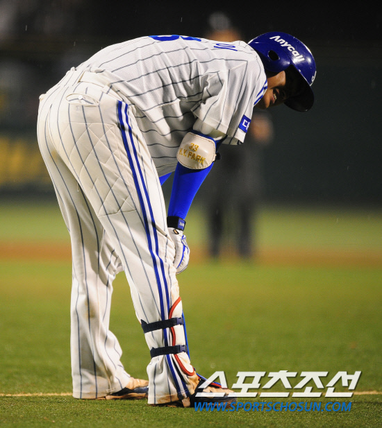 
	2010,10,08

PO1���� �Ｚ-�λ�

�Ｚ �����̿��� ���� ������ �ʾҴ�. �����̴� PO2���� 6ȸ�� 1�� 1�翡�� �λ� ���� ���޳׽��� ���� ����� ������ ��Ÿ�� Ÿ���� ������ 

Ÿ���� �λ� ���ݼ� ������� �۷��꿡 ���� �� �ƿ��ǰ� ���Ҵ�.

������ �ڽŵ� ���̰� ���� �� �㸮�� ���� �ƽ����� ����ϰ� �ִ�.

�뱸=������ ���� baser@sportschosun.com


