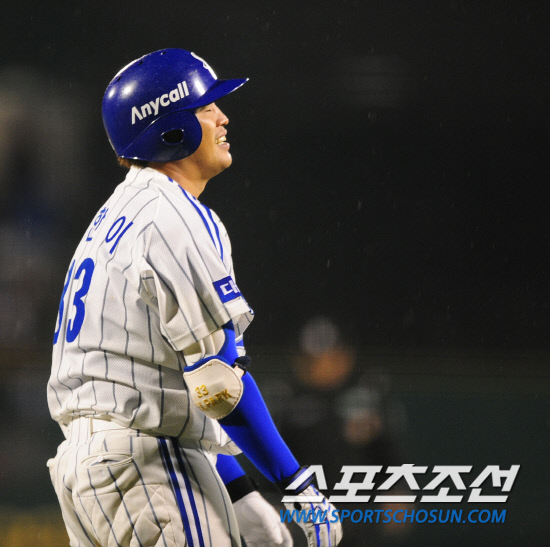 
	2010,10,08

PO1���� �Ｚ-�λ�

�Ｚ �����̿��� ���� ������ �ʾҴ�. �����̴� PO2���� 6ȸ�� 1�� 1�翡�� �λ� ���� ���޳׽��� ���� ����� ������ ��Ÿ�� Ÿ���� ������ 

Ÿ���� �λ� ���ݼ� ������� �۷��꿡 ���� �� �ƿ��ǰ� ���Ҵ�.

������ �ڽŵ� ���̰� ���� �� �㸮�� ���� �ƽ����� ����ϰ� �ִ�.

�뱸=������ ���� baser@sportschosun.com


