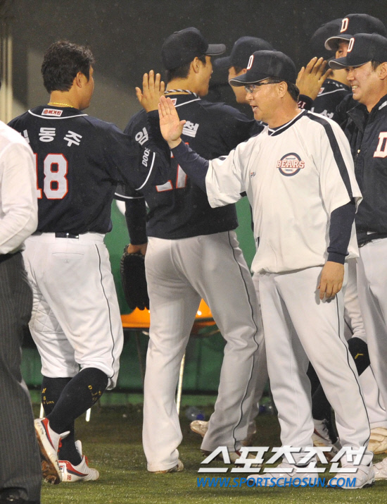 
	8�� �뱸���� ���ξ߱� �÷��̿��� 2���� �Ｚ���̿���-�λ꺣� ��Ⱑ ���ȴ�. �Ｚ�� 4��3���� �¸��� �ŵ� �λ� �������� ��������� �������̺긦 ������ �ִ�. �赿�ְ� ��湮������ �������̺긦 ������ �ִ�.

�뱸=������ ���� songs@sportschosun.com


