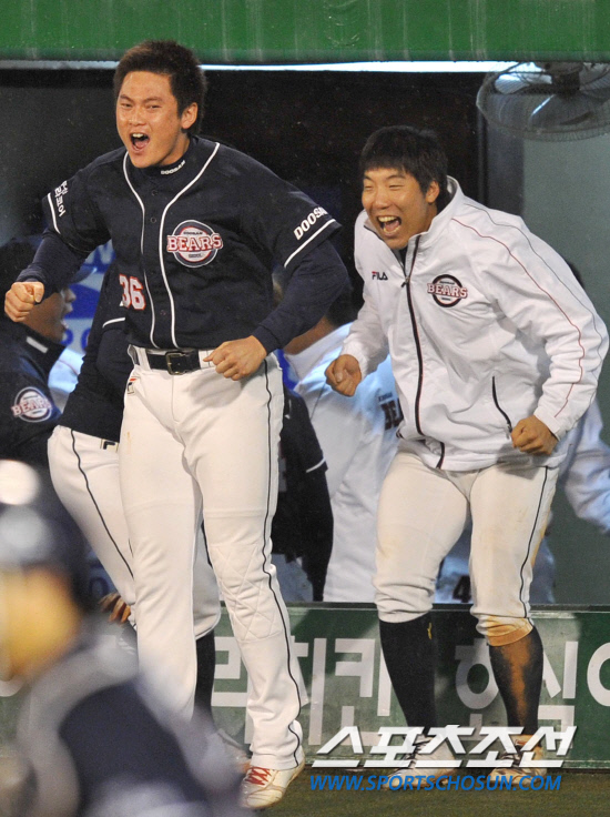 
	8�� �뱸���� ���ξ߱� �÷��̿��� 2���� �Ｚ���̿���-�λ꺣� ��Ⱑ ���ȴ�. �Ｚ�� 4��3���� �¸��� �ŵ� �λ� �������� ������� �� ȯȣ�ϸ� ���ƿ����� ������ �ִ�.

�뱸=������ ���� songs@sportschosun.com


