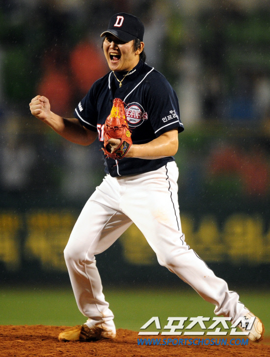 
	2010,10,08

PO1���� �Ｚ-�λ�

�λ��� PO2�������� ��ư� 1���� �ŵ״�.

�λ� ������ �������� �Ｚ�� ������ Ÿ�� ������ �������� ��� ��⸦ ������ �ָ��� ��� ȯȣ�ϰ� �ִ�.

�뱸=������ ���� baser@sportschosun.com


