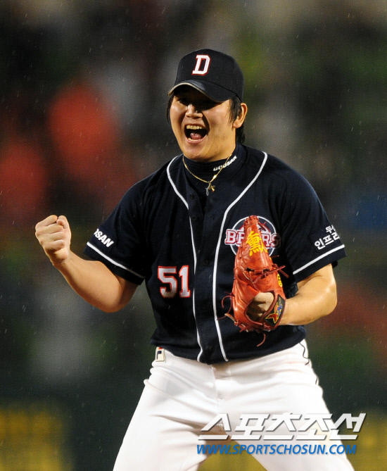 
	2010,10,08

PO1���� �Ｚ-�λ�

�λ��� PO2�������� ��ư� 1���� �ŵ״�.

�λ� ������ �������� �Ｚ�� ������ Ÿ�� ������ �������� ��� ��⸦ ������ �ָ��� ��� ȯȣ�ϰ� �ִ�.

�뱸=������ ���� baser@sportschosun.com


