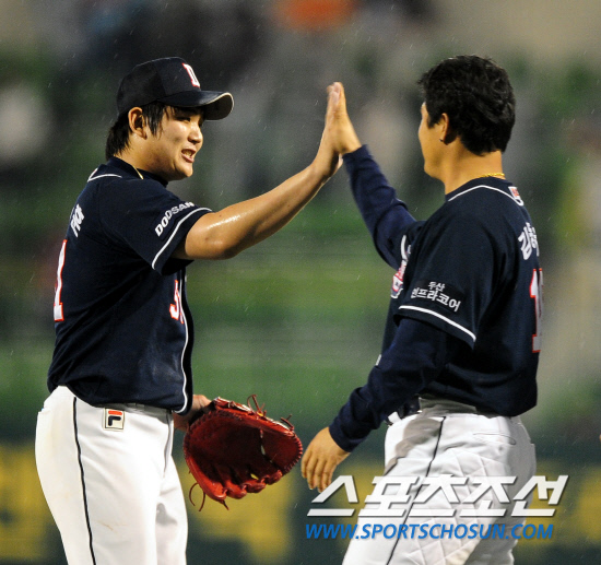 
	2010,10,08

PO1���� �Ｚ-�λ�

�λ��� PO2�������� ��ư� 1���� �ŵ״�.

�λ� ���������� �������� ��⸦ ���� �� �赿�ֿ� �������̺긦 �ϸ� �¸��� ����� ������ �ִ�.

�뱸=������ ���� baser@sportschosun.com


