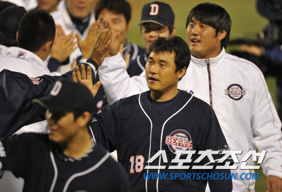 
	2010�� 10�� 8��

8�� �뱸���� ���� �λ�� �Ｚ�� �÷��̿��� 2�������� �λ��� 4��3���� �¸��ϸ� �ºθ� �������� ���ȴ�. ������ ���� �� �赿�ְ� ������ �������̺긦 ������ �ִ�.

�뱸= ���� ���� kyungmin@sportschosun.com


