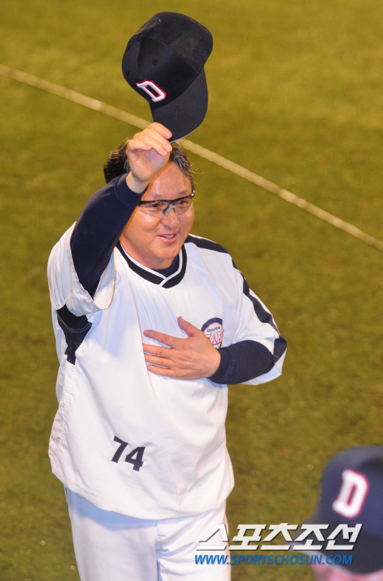 
	8�� �뱸���� ���� �λ�� �Ｚ�� �÷��̿��� 2�������� �λ��� 4��3���� �¸��ϸ� �ºθ� �������� ���ȴ�. ������ ���� �� ��湮 ������ ���ڸ� ���� ���ߵ鿡�� �λ��ϰ� �ִ�.

�뱸= ���� ���� kyungmin@sportschosun.com


