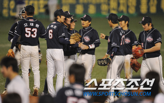 
	2010�� 10�� 8��

8�� �뱸���� ���� �λ�� �Ｚ�� �÷��̿��� 2�������� �λ��� 4��3���� �¸��ϸ� �ºθ� �������� ���ȴ�. �¸��� �ŵ� �λ� �������� ����� ������ �������̺긦 ������ �ִ�.

�뱸= ���� ���� kyungmin@sportschosun.com


