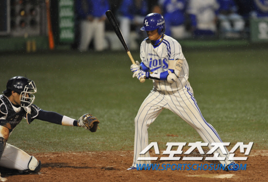 
	2010�� 10�� 8��

8�� �뱸���� ���� �λ�� �Ｚ�� �÷��̿��� 2�������� 9ȸ�� 2�� 2,3�缭 �Ｚ ������ ���ٵ� ������ ���ϰ� �ִ�. ������ ��ȸ�� ��ġ�� �����̾���.

�뱸= ���� ���� kyungmin@sportschosun.com


