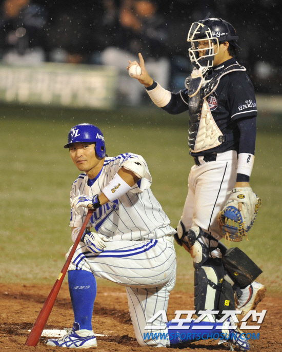 
	8�� �뱸���� ���ξ߱� �÷��̿��� 2���� �Ｚ���̿���-�λ꺣� ��Ⱑ ���ȴ�. 9ȸ�� 1�� 2,3�翡�� �Ｚ ä���� ������ ���ϰ� �ƽ����ϰ� �ִ�.

�뱸=������ ���� songs@sportschosun.com


