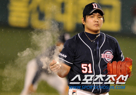 
	8�� �뱸���� ���ξ߱� �÷��̿��� 2���� �Ｚ���̿���-�λ꺣� ��Ⱑ ���ȴ�. 9ȸ ���� ���� �¸��� ���ѳ� �λ� �������� ����忡�� ������ �ٸ��� ������ �غ��ϰ� �ִ�.

�뱸=������ ���� songs@sportschosun.com


