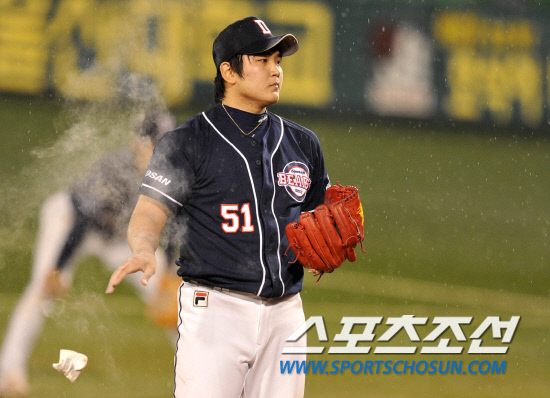 
	8�� �뱸���� ���ξ߱� �÷��̿��� 2���� �Ｚ���̿���-�λ꺣� ��Ⱑ ���ȴ�. 9ȸ ���� ���� �¸��� ���ѳ� �λ� �������� ����忡�� ������ �ٸ��� ������ �غ��ϰ� �ִ�.

�뱸=������ ���� songs@sportschosun.com


