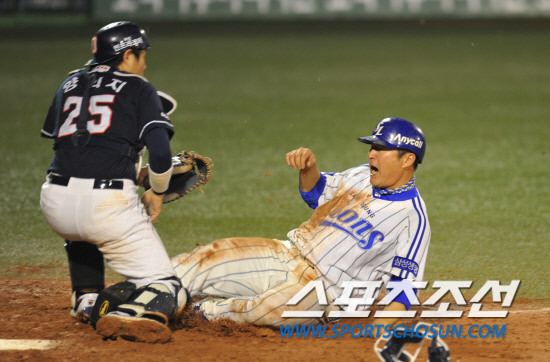 
	2010�� 10�� 8��

8�� �뱸���� ���� �λ�� �Ｚ�� �÷��̿��� 2�������� 9ȸ�� 1�� 1,3�缭 �Ｚ �������� ���߶����� 3������ �����찡 Ȩ���� �������ǰ� �ִ�.

�뱸= ���� ���� kyungmin@sportschosun.com


