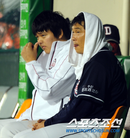 
	2010,10,08

PO1���� �Ｚ-�λ�

�� ���� ��� ����� PO2����, �赿�ְ� �� ���ϱ� ���� '���ܸ� �м�'���� ������ ������ ���� �����ư� ��⸦ ���Ѻ��� �ִ�. �峭�� ���� �������� �������� �� ������.

���ڱ� �赿�ְ� ���� �ִ� ������ ������ �ڸ� �۴´�. 

�ڸ� �� ���� ������, ������ �޷��Ÿ��� �ٽ� �赿���� �Ӹ��� ������ ���� �����.

�������� �赿�ִ� �ƹ��� �����ٴ� �� ���� ǥ������ ��⸦ ���� ���� �赿�ֿ� ������.

�뱸=������ ���� baser@sportschosun.com


