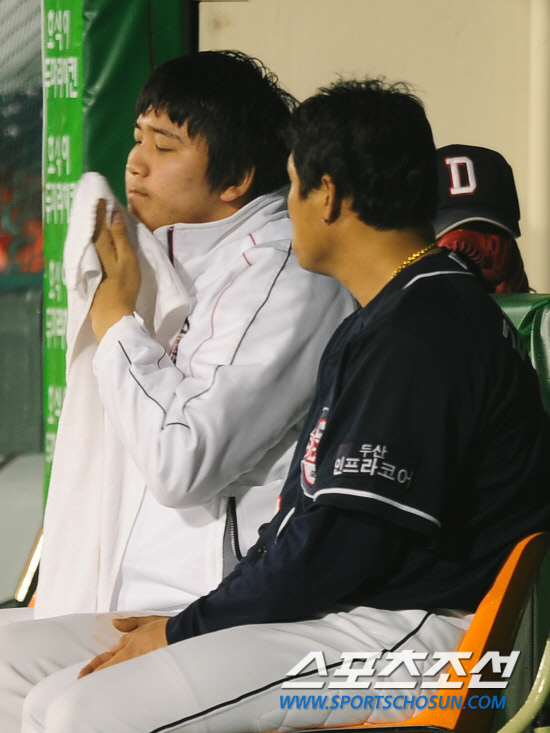 
	2010,10,08

PO1���� �Ｚ-�λ�

�� ���� ��� ����� PO2����, �赿�ְ� �� ���ϱ� ���� '���ܸ� �м�'���� ������ ������ ���� �����ư� ��⸦ ���Ѻ��� �ִ�. �峭�� ���� �������� �������� �� ������.

���ڱ� �赿�ְ� ���� �ִ� ������ ������ �ڸ� �۴´�. 

�ڸ� �� ���� ������, ������ �޷��Ÿ��� �ٽ� �赿���� �Ӹ��� ������ ���� �����.

�������� �赿�ִ� �ƹ��� �����ٴ� �� ���� ǥ������ ��⸦ ���� ���� �赿�ֿ� ������.

�뱸=������ ���� baser@sportschosun.com


