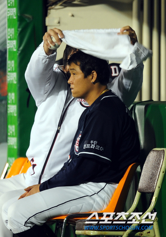 
	2010,10,08

PO1���� �Ｚ-�λ�

�� ���� ��� ����� PO2����, �赿�ְ� �� ���ϱ� ���� '���ܸ� �м�'���� ������ ������ ���� �����ư� ��⸦ ���Ѻ��� �ִ�. �峭�� ���� �������� �������� �� ������.

���ڱ� �赿�ְ� ���� �ִ� ������ ������ �ڸ� �۴´�. 

�ڸ� �� ���� ������, ������ �޷��Ÿ��� �ٽ� �赿���� �Ӹ��� ������ ���� �����.

�������� �赿�ִ� �ƹ��� �����ٴ� �� ���� ǥ������ ��⸦ ���� ���� �赿�ֿ� ������.

�뱸=������ ���� baser@sportschosun.com


