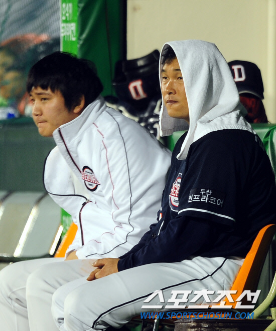 
	2010,10,08

PO1���� �Ｚ-�λ�

�� ���� ��� ����� PO2����, �赿�ְ� �� ���ϱ� ���� '���ܸ� �м�'���� ������ ������ ���� �����ư� ��⸦ ���Ѻ��� �ִ�. �峭�� ���� �������� �������� �� ������.

���ڱ� �赿�ְ� ���� �ִ� ������ ������ �ڸ� �۴´�. 

�ڸ� �� ���� ������, ������ �޷��Ÿ��� �ٽ� �赿���� �Ӹ��� ������ ���� �����.

�������� �赿�ִ� �ƹ��� �����ٴ� �� ���� ǥ������ ��⸦ ���� ���� �赿�ֿ� ������.

�뱸=������ ���� baser@sportschosun.com


