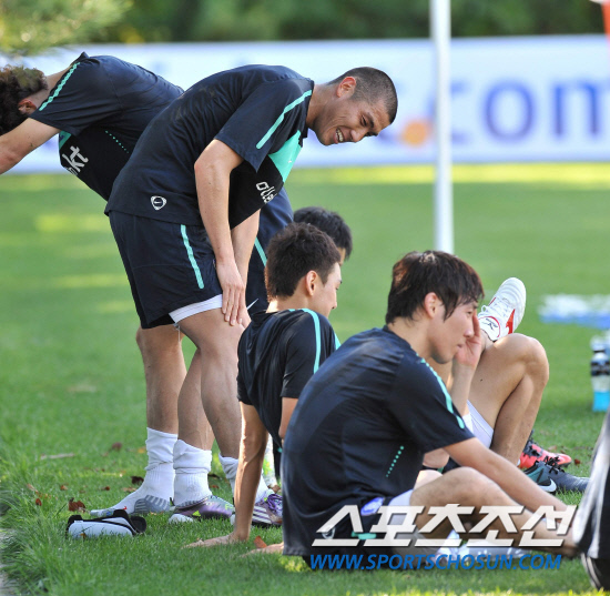 
	���������� 2010.10.9.

���̳����� ���θ��� 9�� ������ ������� ������� ��, �޽��� ���ϸ� ��������� �����⸦ ���� �ִ�. ����NFC���� ������ ������� ������⿡�� �ؿ��İ� 5��0���� �Ͻ��ߴ�.

����NFC=�����ʱ��� young@sportschosun.com


