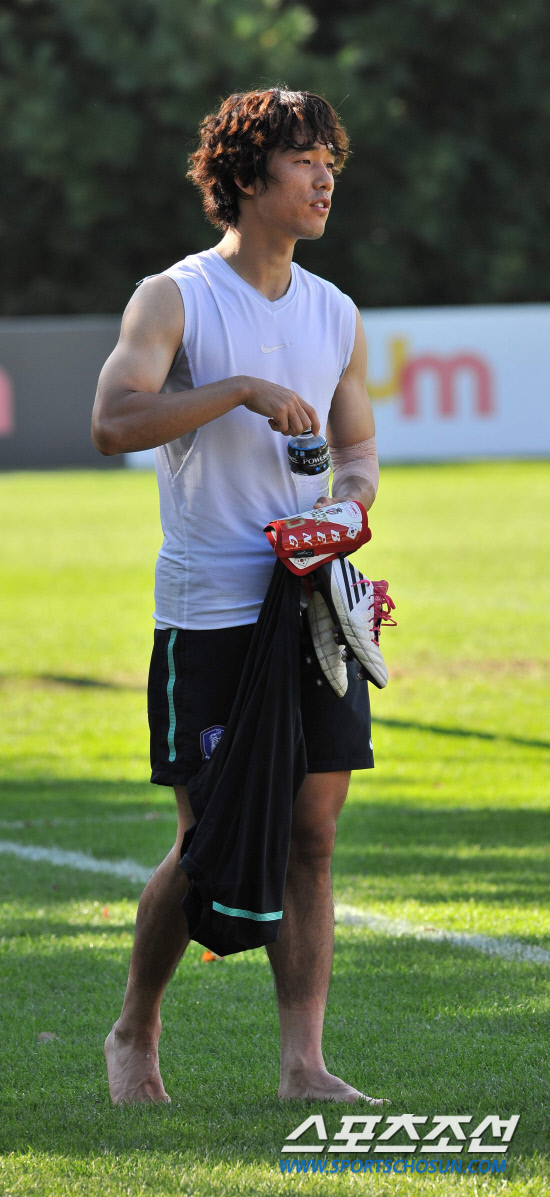 
	���������� 2010.10.9.

���ֿ��� 9�� ������ ������� ������⸦ ��ģ ��, �ǹ߷� �׶��带 �ɾ���� �ִ�. ����NFC���� ������ ������� ������⿡�� �ؿ��İ� 5��0���� �Ͻ��ߴ�.

����NFC=�����ʱ��� young@sportschosun.com


