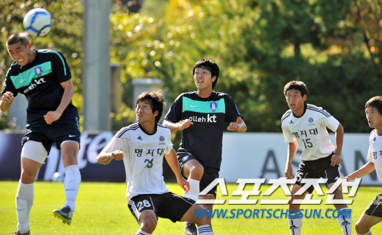 
	���������� 2010.10.9.

���̳����� ���θ��� 9�� ������ ������� ������⿡�� ������� �õ��ϰ� �ִ�. ����NFC���� 50�а� ������ ������� ������⿡�� �ؿ��İ� 5��0���� �Ͻ��ߴ�.

����NFC=�����ʱ��� young@sportschosun.com


