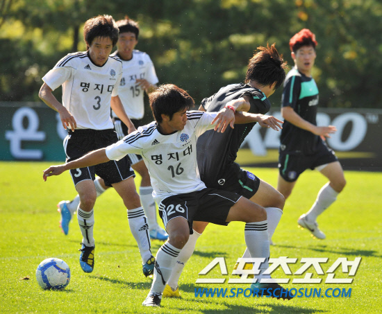 
	���������� 2010.10.9.

���ֿ�(������)�� 9�� ������ ������� ������⿡�� ���� �������� �����ִ� ��� ���ο��� ���̰� �ִ�.. ����NFC���� ������ ������� ������⿡�� �ؿ��İ� 5��0���� �Ͻ��ߴ�.

����NFC=�����ʱ��� young@sportschosun.com


