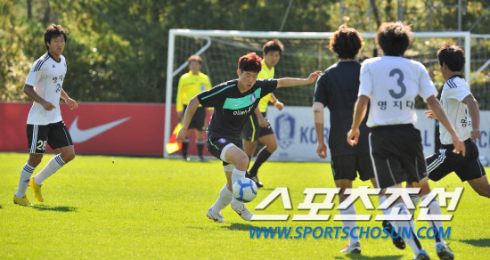 
	���������� 2010.10.9.

ĸƾ�� �������� 9�� ������ ������� ������⿡�� �������� ���� ���� �������� �������ĸ� �õ��ϰ� �ִ�.. ����NFC���� ������ ������� ������⿡�� �ؿ��İ� 5��0���� �Ͻ��ߴ�.

����NFC=�����ʱ��� young@sportschosun.com


