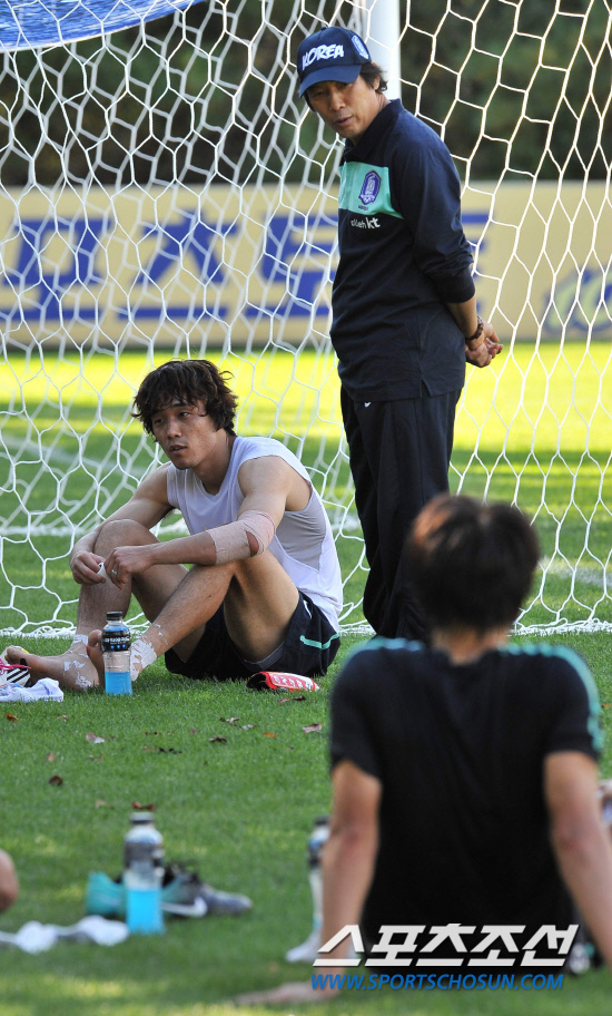 
	���������� 2010.10.9. ������ ������ 9�� ������� ���� ��� �� �׶��带 �ɾ� ������ �ִ�. �������� ����(8��) ���� �Ϻ� �Ƹ���Ƽ�� �� ������ �Ϻ����� �ⱹ�ߴٰ� ���� ���� ������ ��⸦ �յΰ� �ͱ��ߴ�.

 ����NFC=�����ʱ��� young@sportschosun.com


