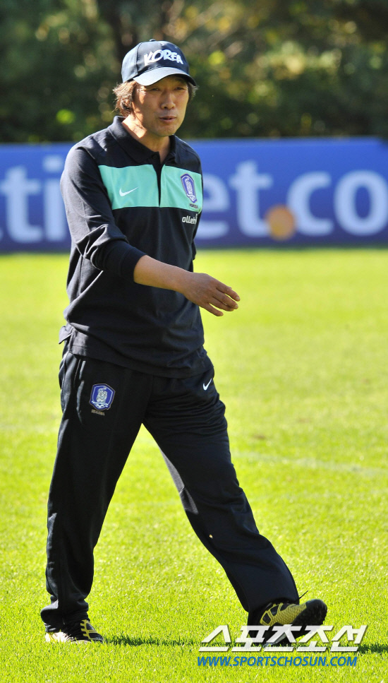 
	���������� 2010.10.9. ������ ������ 9�� ������� ���� ��� �� �׶��带 �ɾ� ������ �ִ�. �������� ����(8��) ���� �Ϻ� �Ƹ���Ƽ�� �� ������ �Ϻ����� �ⱹ�ߴٰ� ���� ���� ������ ��⸦ �յΰ� �ް� �ͱ��ߴ�.

 ����NFC=�����ʱ��� young@sportschosun.com


