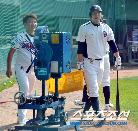 
	2010�� 10�� 10��

10�� ��ǿ��� ���� �Ｚ�� �λ��� �÷��̿��� 3������ �յΰ� �λ� ������(������)�� ���� ������ �ִ�. 

���= ���� ���� kyungmin@sportschosun.com


