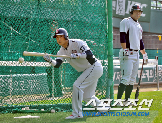 
	2010�� 10�� 10��

10�� ��ǿ��� ���� �Ｚ�� �λ��� �÷��̿��� 3������ �յΰ� �λ� ����ö�� ��Ʈ ������ �����̴�. �� �Ĺ� �������� �̸� ���Ѻ��� �ִ�.

���= ���� ���� kyungmin@sportschosun.com


