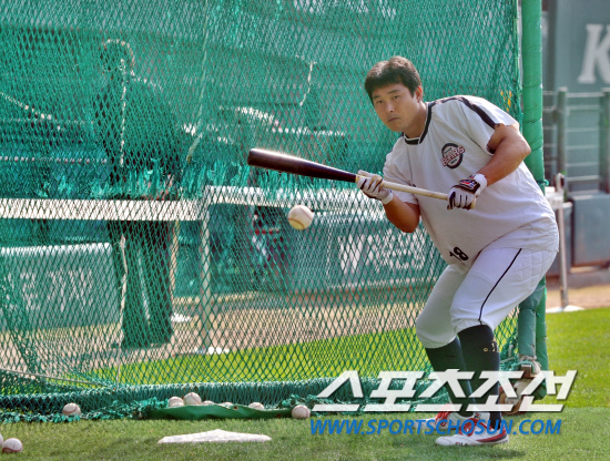 
	����������

2010�� 10�� 10��

10�� ��ǿ��� ���� �Ｚ�� �λ��� �÷��̿��� 3������ �յΰ� '�θ��' �赿�ְ� ��Ʈ ������ �����̴�.

���= ���� ���� kyungmin@sportschosun.com


