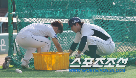 
	2010�� 10�� 10��

10�� ��ǿ��� ���� �Ｚ�� �λ��� �÷��̿��� 3������ �յΰ� �λ� ������(������)�� ���� ������ �ִ�. 

���= ���� ���� kyungmin@sportschosun.com


