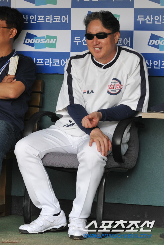 
	����������

2010�� 10�� 10��

10�� ��ǿ��� ���� �Ｚ�� �λ��� �÷��̿��� 3������ �յΰ� 2���� �¸��� ������ ã�� �λ� ��湮 ������ ���ڵ�� �̾߱⸦ ������ �ִ�.

���= ���� ���� kyungmin@sportschosun.com


